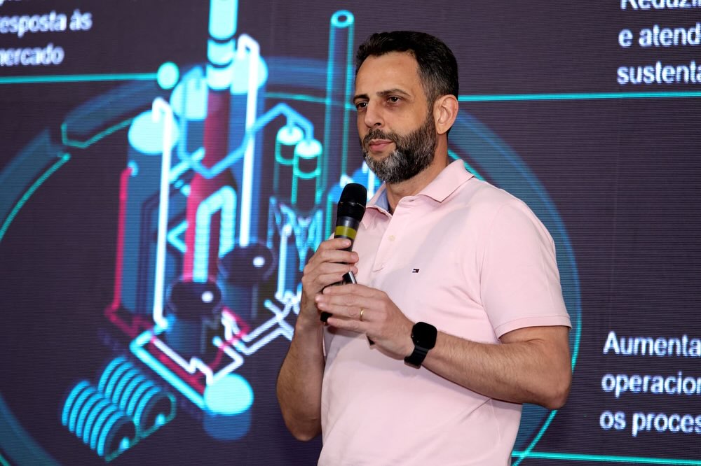 Pablo Fava palestrando sobre indústria